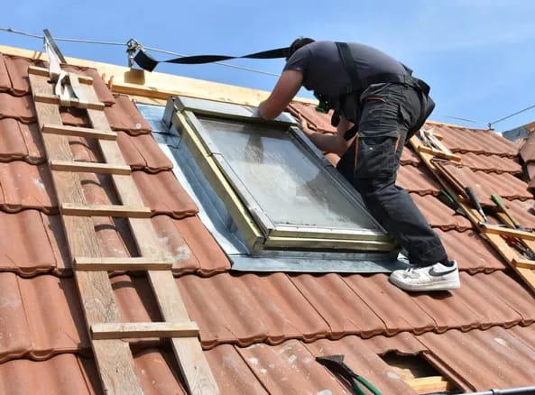 Pose de Velux par Compagnons Côte d'Azur à Fréjus